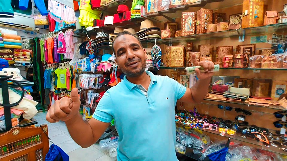 Торговец на рынке в Египте